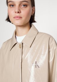 Calvin Klein Jeans Casaco clássico - travertine