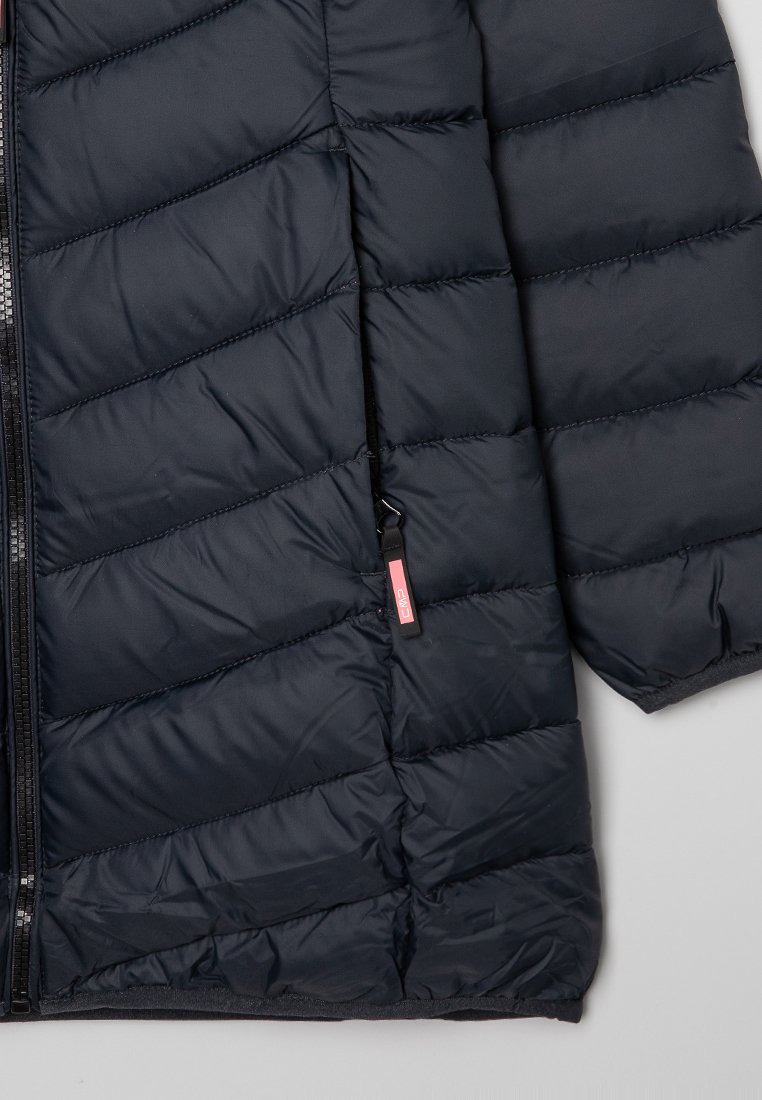 Dunkelblaue gepolsterte Jacke mit Chevron-Steppung, einem Frontreißverschluss mit einem kleinen roten Ziehgriff und einer weichen Textur.