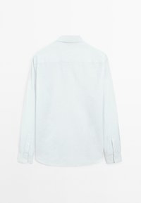 Lichtblauwe lange mouw shirt van katoen. Heeft een kraag, knoopmanchetten en een gladde textuur met een eenvoudig, effen ontwerp.