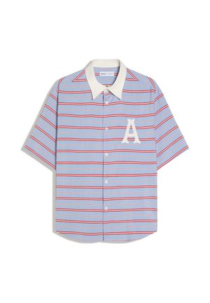Cămașă cu mânecă scurtă, cu nasturi, cu dungi orizontale albastre, albe și roșii, guler alb și literă albă mare „A” pe piept.