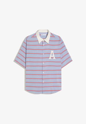 Kurzärmliges Hemd zum Zumknöpfen mit blau-weißen und roten horizontalen Streifen, weißem Kragen und großem weißem Buchstaben „A“ auf der Brust.