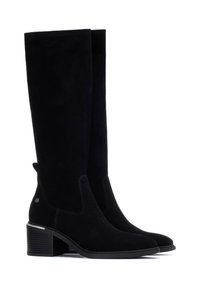 Botas de ante negras hasta la rodilla con tacón cuadrado, que presentan una textura suave y un sutil pespunte lateral. Incluyen un pequeño logotipo metálico en el tacón.