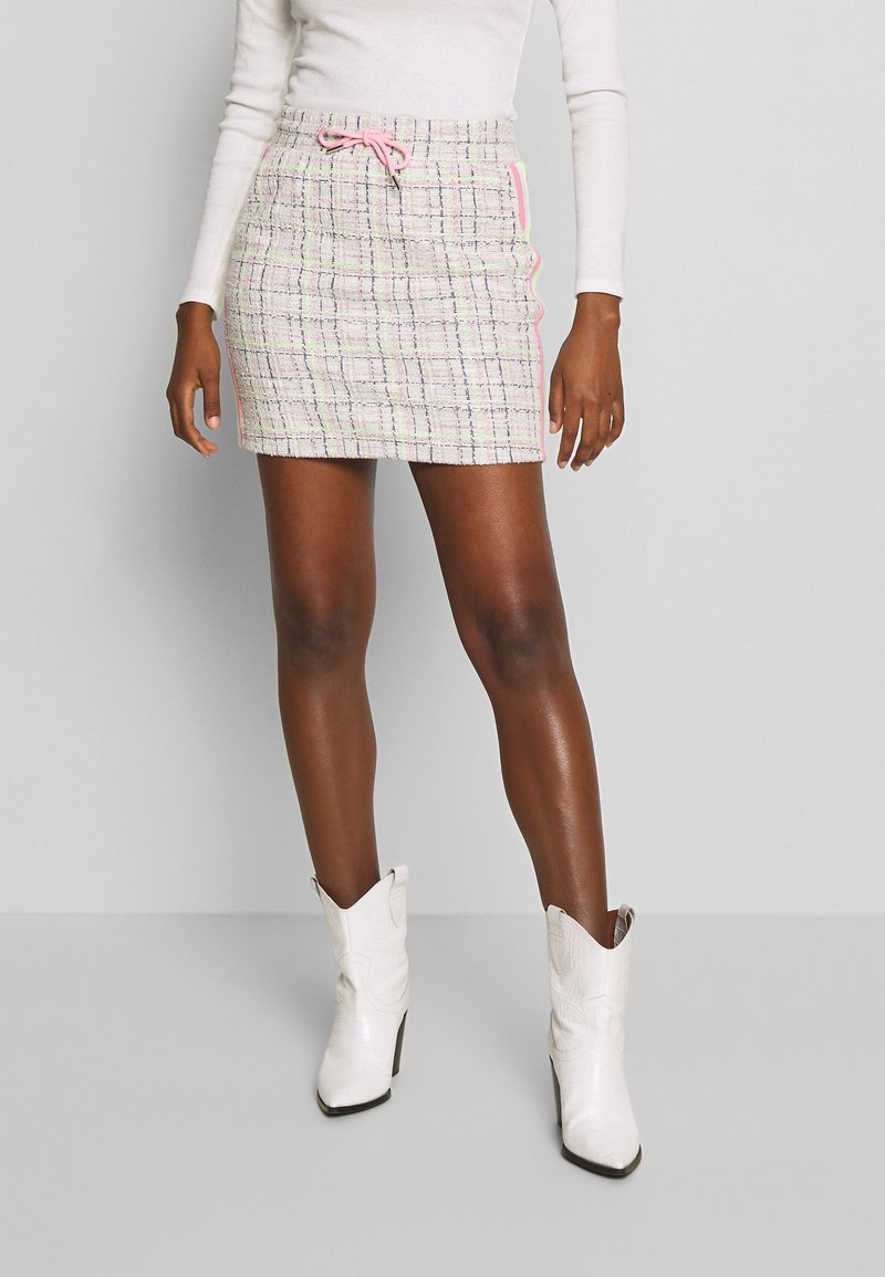 Tweed mini rok met een roze trekkoord en neon accentstrepen. Heeft een gestructureerd oppervlak en een getailleerde silhouet.