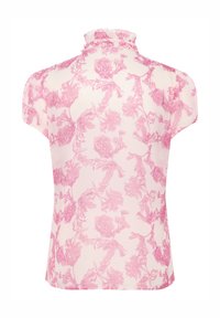 Rožinė gėlėta bluzonė su trumpomis rankovėmis, turinti raukšlėtą apykaklę ir viso paviršiaus gėlių raštą ant šviesiai rožinio fono.