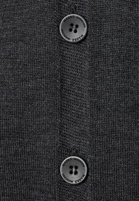 Schwarze gestrickte Strickjacke mit einem strukturierten Muster und drei runden Knöpfen entlang der Vorderblende, mit kontrastierenden Knopfloch.