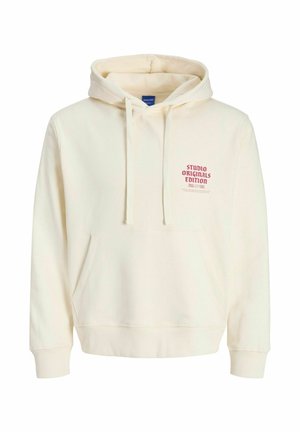 Sudadera color crema con un bolsillo frontal, capucha con cordón, y texto serigrafiado en rojo que dice "STUDIO ORIGINALS EDITION." Tejido suave de mezcla de algodón.