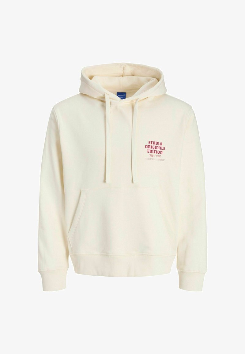 Sudadera color crema con un bolsillo frontal, capucha con cordón, y texto serigrafiado en rojo que dice "STUDIO ORIGINALS EDITION." Tejido suave de mezcla de algodón.