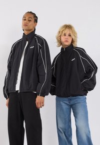 YOURTURN UNISEX - Viegla jaka - true black