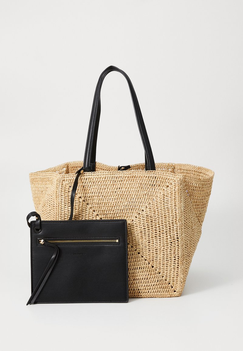 Borsa a tracolla in paglia intrecciata con manici in pelle sintetica nera, con un design geometrico. Include un piccolo astuccio nero con zip e cordino da polso.