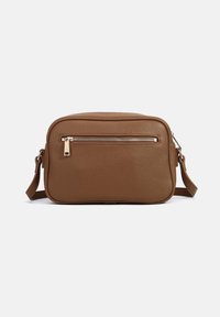 Borsa a tracolla in pelle marrone con superficie texture, forma rettangolare, tasca frontale con zip e tracolla regolabile.