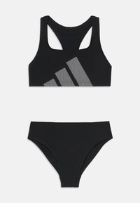 Ensemble de bikini noir comprenant un haut à dos nageur avec un design à rayures blanches et un bas taille haute assorti. Fabriqué en tissu lisse et extensible.