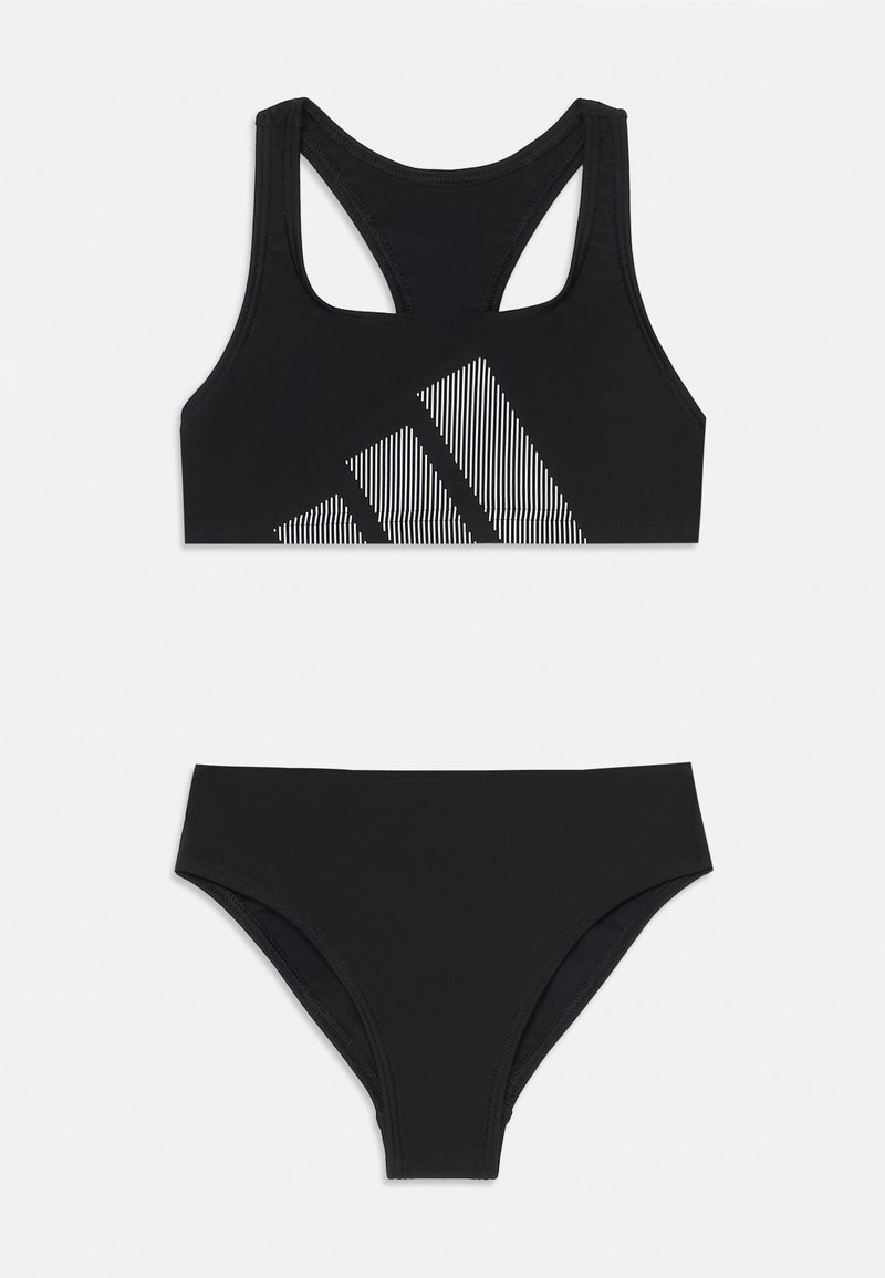 Ensemble de bikini noir comprenant un haut à dos nageur avec un design à rayures blanches et un bas taille haute assorti. Fabriqué en tissu lisse et extensible.