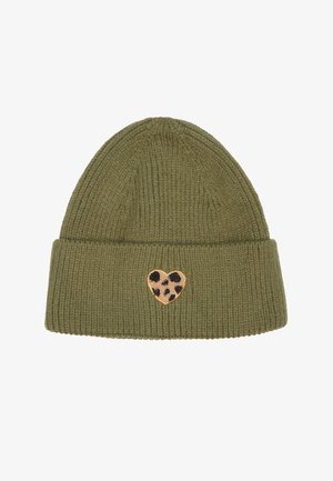 Bonnet en tricot vert olive avec une texture côtelée et un revers replié ; présente une patch en forme de cœur avec un imprimé léopard.