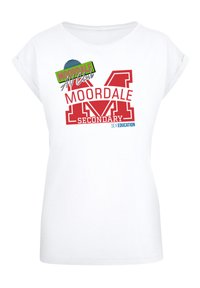 Weißes T-Shirt mit kurzen Ärmeln, das roten Grafiktext zeigt: "MOORDALE SECONDARY" mit "AV Club" und "SEX EDUCATION" in grünen und blauen Akzenten.