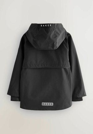 Schwarze, wasserdichte Jacke mit Kapuze, mit einer vorderen Schulterpasse und "BAKER"-Branding am Kragen und an den Bündchen. Glatte Textur, einfaches Design.