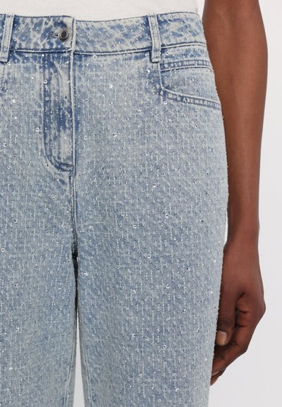 Hellblaue Denim-Jeans mit einer strukturierten Oberfläche und verstreuten Pailletten, einem klassischen Five-Pocket-Design und einem normalen Taillenbund.