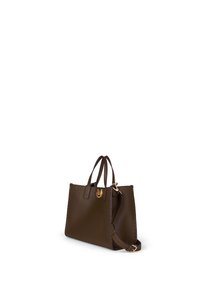 Brązowa skórzana torba na ramię z dwoma uchwytami i regulowanym paskiem. Posiada teksturowaną powierzchnię, złote elementy metalowe oraz przeszycia wzdłuż krawędzi.