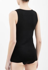 Top nero senza maniche realizzato in un tessuto liscio, con scollatura tonda e un design aderente che arriva fino ai fianchi.