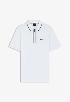 Polo shirt bianco con colletto nero, zip a un quarto e tre strisce verticali in nero, giallo e blu. Piccolo logo "BOSS" sul petto.