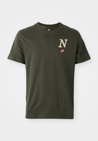 TEE CLUB NEO VARSITY - T-shirts print - sequoia