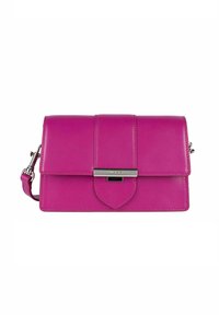 Roze leren schoudertas met een klep, zilveren hardware en een decoratief accent. Heeft een gladde textuur en strakke lijnen.