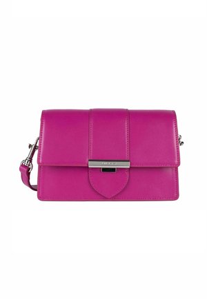 Roze leren schoudertas met een klep, zilveren hardware en een decoratief accent. Heeft een gladde textuur en strakke lijnen.