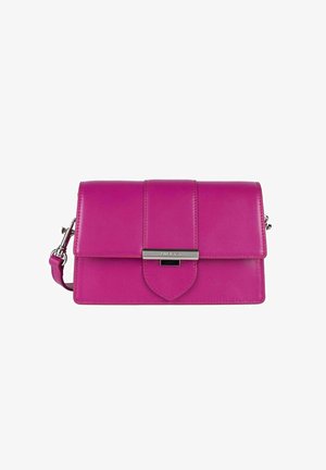 Borsa a tracolla in pelle rosa con patta, hardware argentato e un accento decorativo. Presenta una texture liscia e linee pulite.