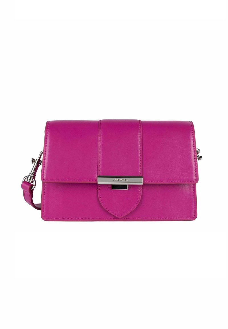 Roze leren schoudertas met een klep, zilveren hardware en een decoratief accent. Heeft een gladde textuur en strakke lijnen.