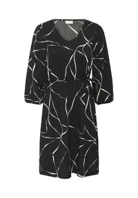 Robe noire avec des lignes abstraites blanches, décolleté en V, manches trois-quarts, taille élastique et tissu texturé. Design décontracté, longueur genou.