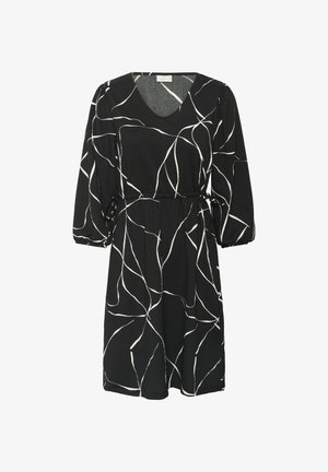 Robe noire avec des lignes abstraites blanches, décolleté en V, manches trois-quarts, taille élastique et tissu texturé. Design décontracté, longueur genou.