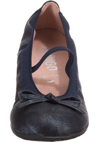 Tyrkysové baleríny s měkkým, texturovaným svrškem, centrální mašlí, elastickým páskem a polstrovaným vnitřkem označeným jako "Super-Měkké."