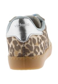 Sneaker met luipaardprint, een zilverkleurige metalen hiel, tankleurige rubberen zool en lichtblauwe accenten op de tong. Bovenwerk van getextureerde stof.