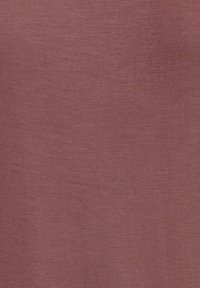 Kastanienbrauer Stoff mit einer glatten Textur, der ein einheitliches, leicht meliertes Muster zeigt. Das Material wirkt leicht und weich im Licht.