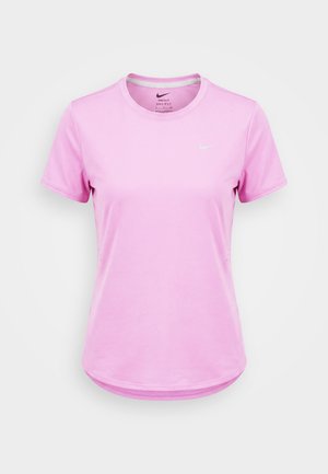 T-shirt de sport Nike Dri-FIT à manches courtes rose clair avec col rond et petit logo Nike swoosh blanc sur la poitrine gauche.