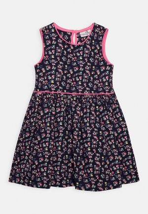Květinové šaty s námořnickým pozadím, růžovým lemováním, bez rukávů, nařasenou sukni a klíčovou dírkou na zadní straně.