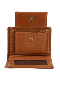 Portefeuille en cuir tan avec fermeture à pression, plusieurs emplacements pour cartes et une fenêtre ID transparente. Présente des coutures visibles et une texture lisse.