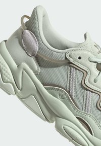 adidas Originals OZWEEGO  - Sporta apavi - green
