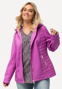 Fialová bunda s texturovaným prošívaným bočním dílem a hladkým povrchem. Obsahuje odnímatelnou kapuci, zipové kapsy a podšitý vnitřek.
