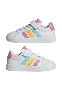 Zapatillas blancas con tres rayas horizontales en rosa, amarillo y azul turquesa. Cuentan con una correa de velcro y cordones, y suela de goma texturizada.