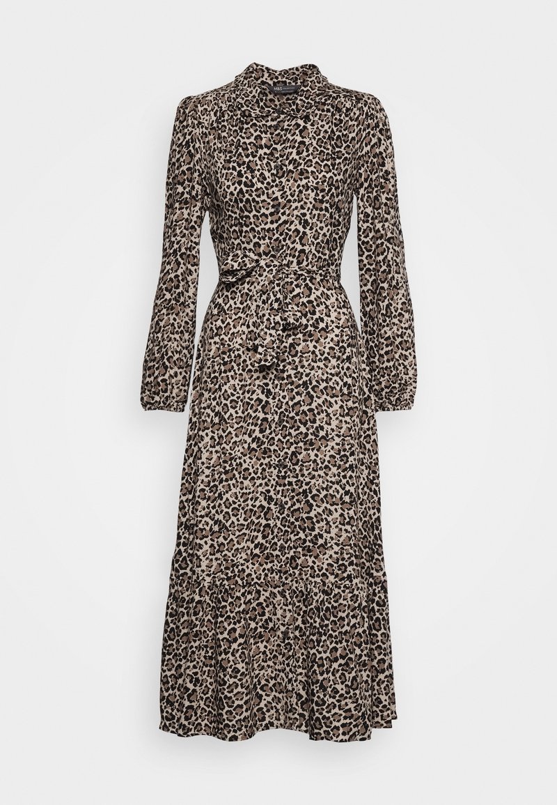 Robe midi à manches longues avec imprimé léopard marron et noir, col montant, fermeture boutonnée devant, ceinture à la taille et ourlet froncé sur fond clair.