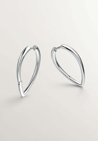 Pendientes de aro plateados con forma de lágrima, superficie lisa y un cierre seguro. Diseñados para un estilo minimalista.
