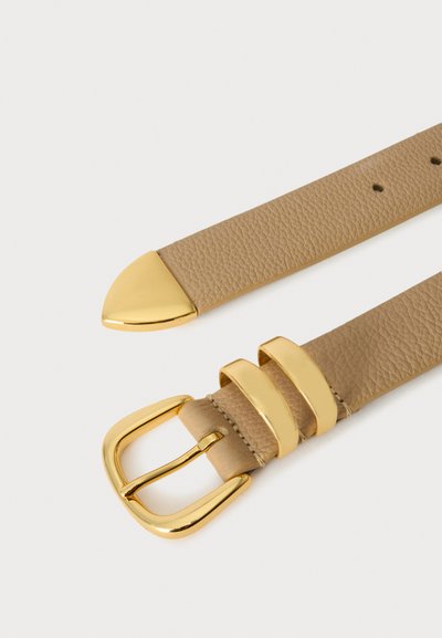 Ceinture texturée couleur fauve avec boucle métallique dorée brillante, deux passants et une pointe dorée sur fond blanc.