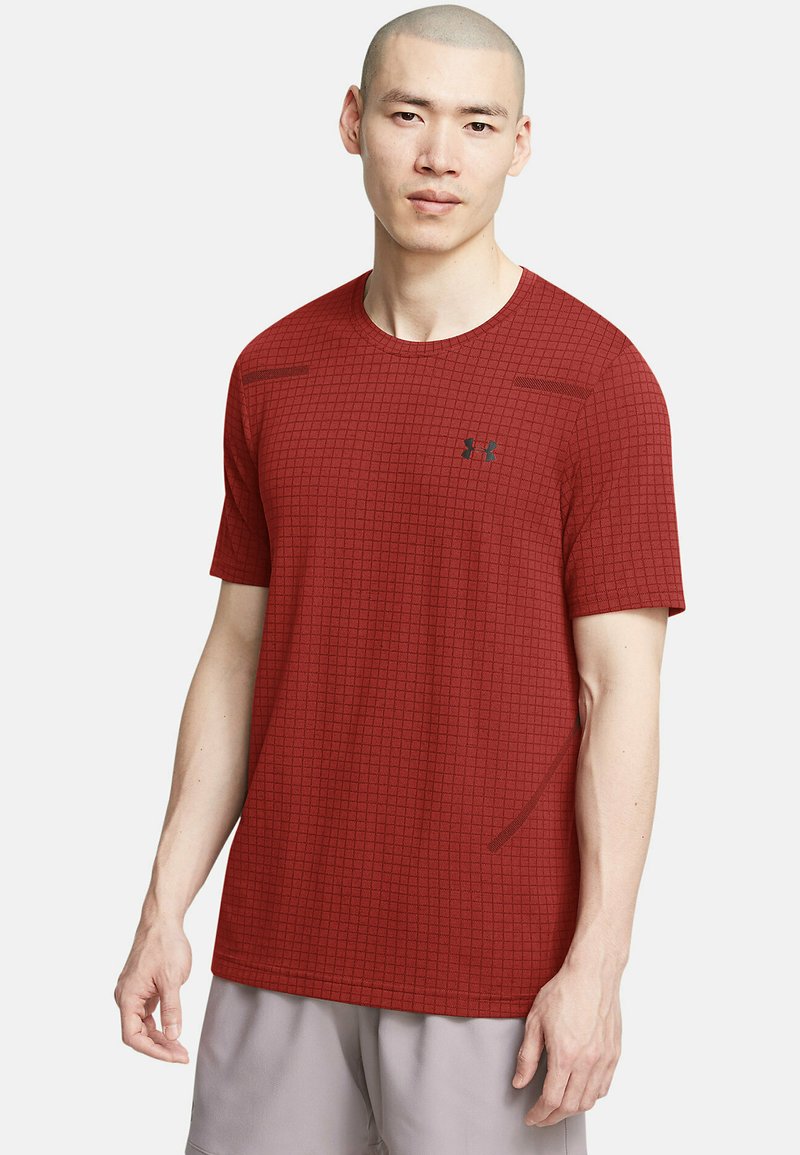 Czerwona, krótkosleeve koszulka sportowa w kratkę, okrągły dekolt i czarne logo na piersi; wykonana z teksturowanego, oddychającego materiału.