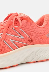 New Balance FRESH FOAM X EVOZ V3 jasnoczerwony