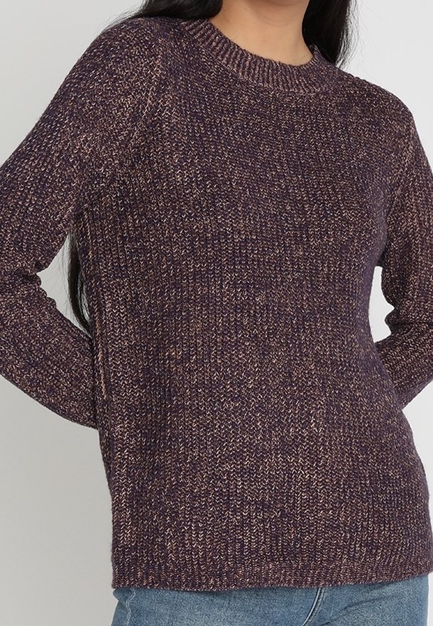 Paita pullover tumman purppuranvärisessä, teksturoidussa neuleessa, pyöreä kaula-aukko ja pitkät hihat. Kangassa on herkkiä värivaihteluita.