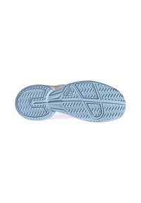 Weißer Sneaker mit einer hellblauen Gummisohle, die mit einem Fischgrätenmuster und einem geprägten Logo versehen ist. Akzentuiert mit hellrosa Details.
