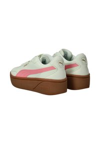 Lichtgroene sneakers met roze accenten, platte zool, ronde neus en verhoogd platform. Bevat een textuur op het oppervlak en een logo op de hak.