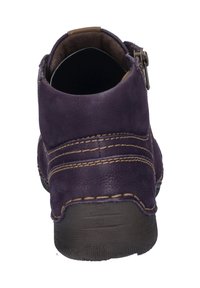 Lilla læder ankelstøvle med rund form, der har to vandrette syninger og en sidelukning med lynlås. Struktureret gummisål.