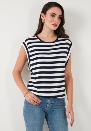 Camisa de manga corta a rayas en azul marino y blanco con cuello redondo. Tejido suave y corte relajado, con mangas enrolladas y dobladillo recto.