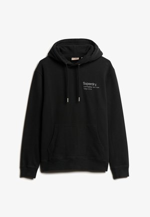 Zwarte hoodie van zacht materiaal, met een voorste kangoeroezak, trekkoordkap en subtiele witte logo-tekst op de borst.